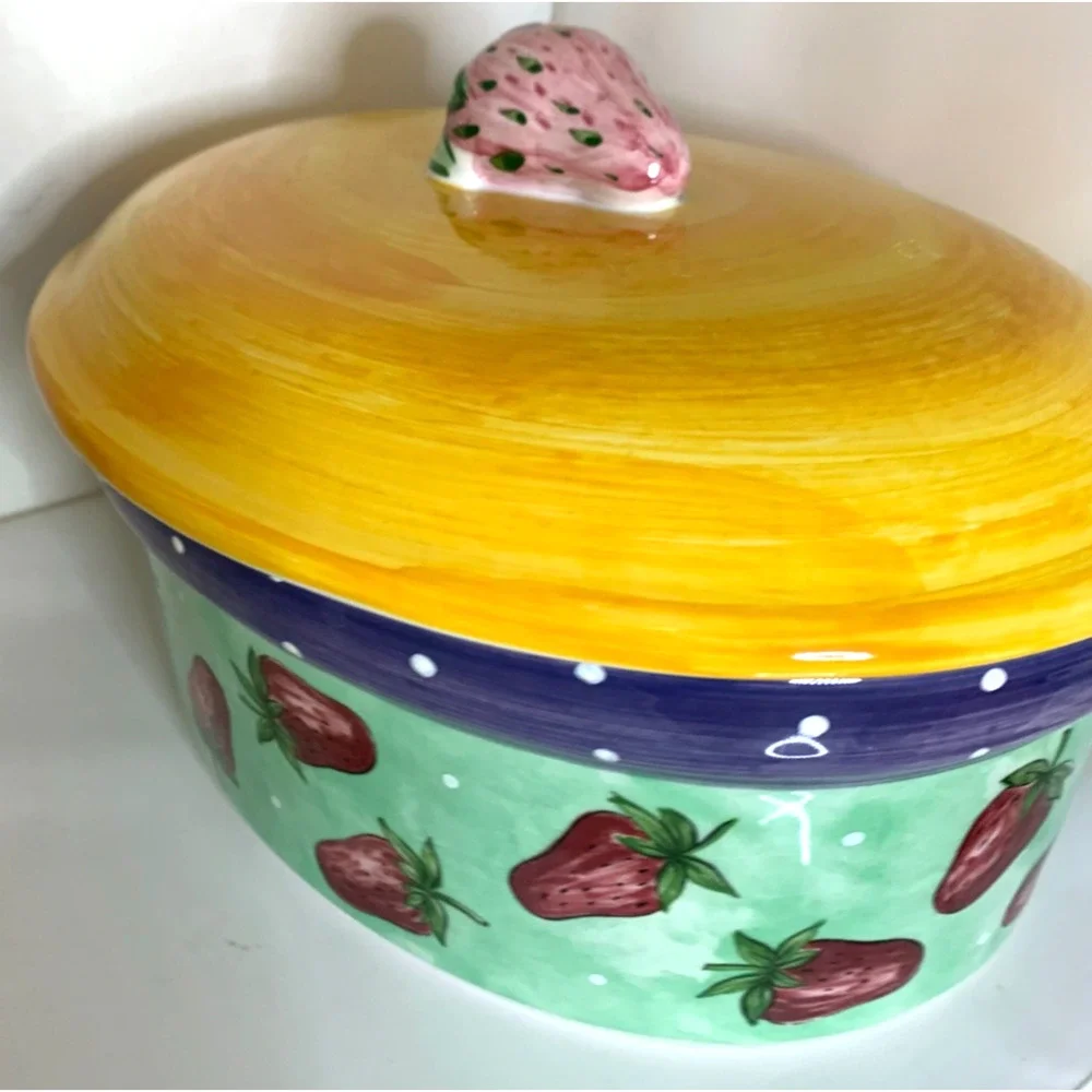 Essex Collection Fruit-Punch Strawberries 3 Quart Covered Casserole 12x11x6